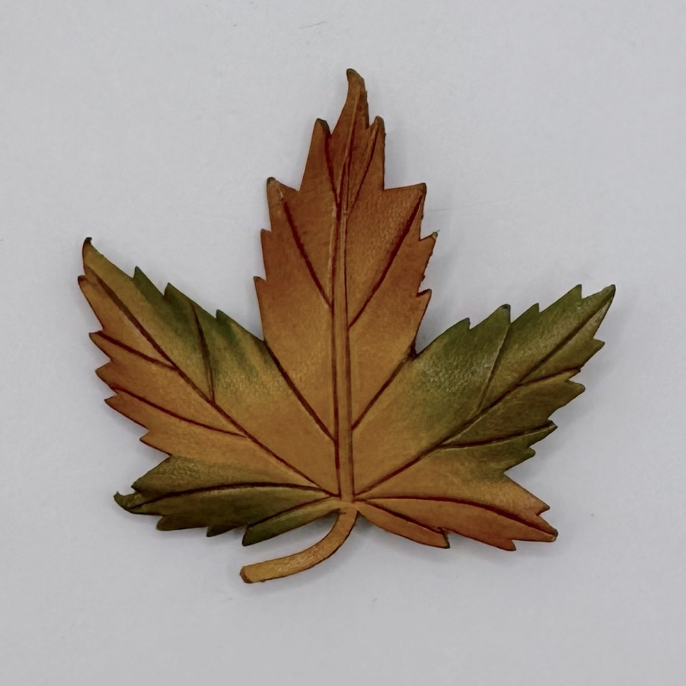 VINTAGE 1960s Tooled Leather Maple Leaf Brooch SIGNED - Picture 6 of 10